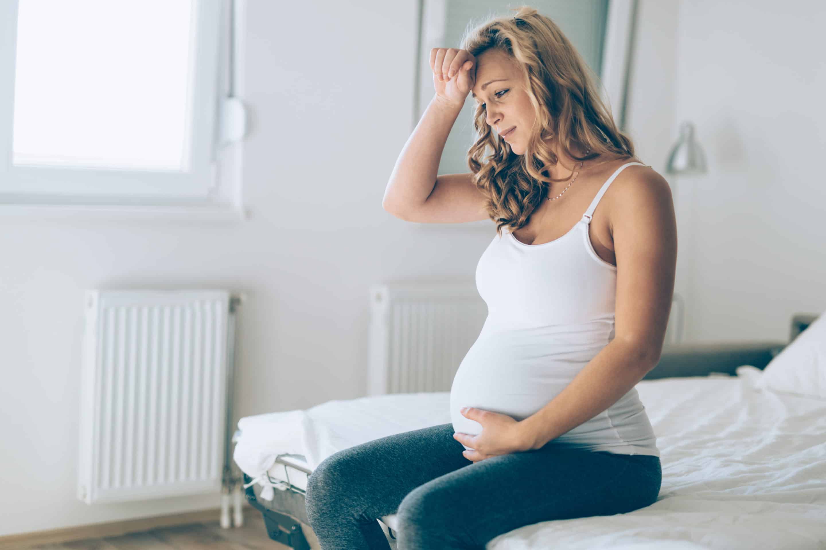 Illustration des préoccupations d’une femme enceinte confrontée à une relation toxique avec un pervers narcissique.