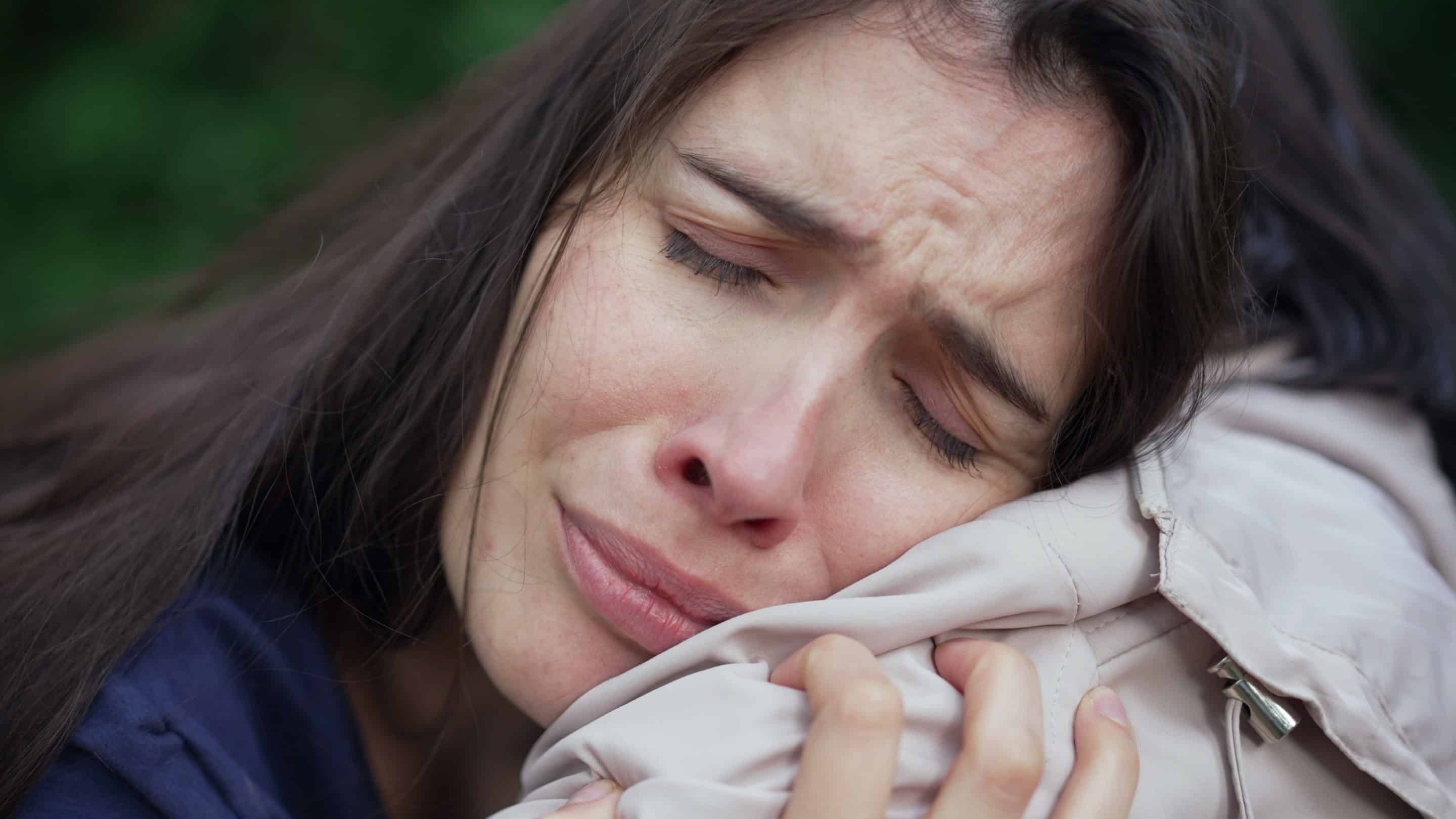 Photo d'une femme souffrant de sa relation avec un pervers narcissique