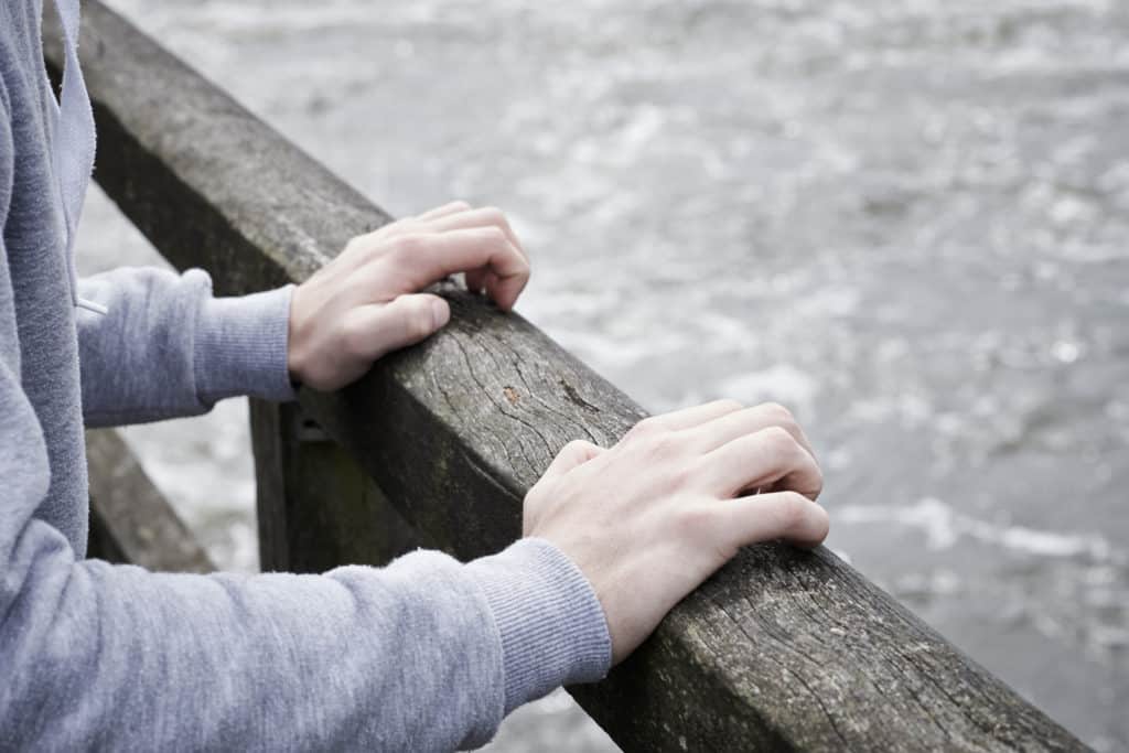 Personne en détresse émotionnelle, confrontée à des pensées suicidaires après une relation toxique.