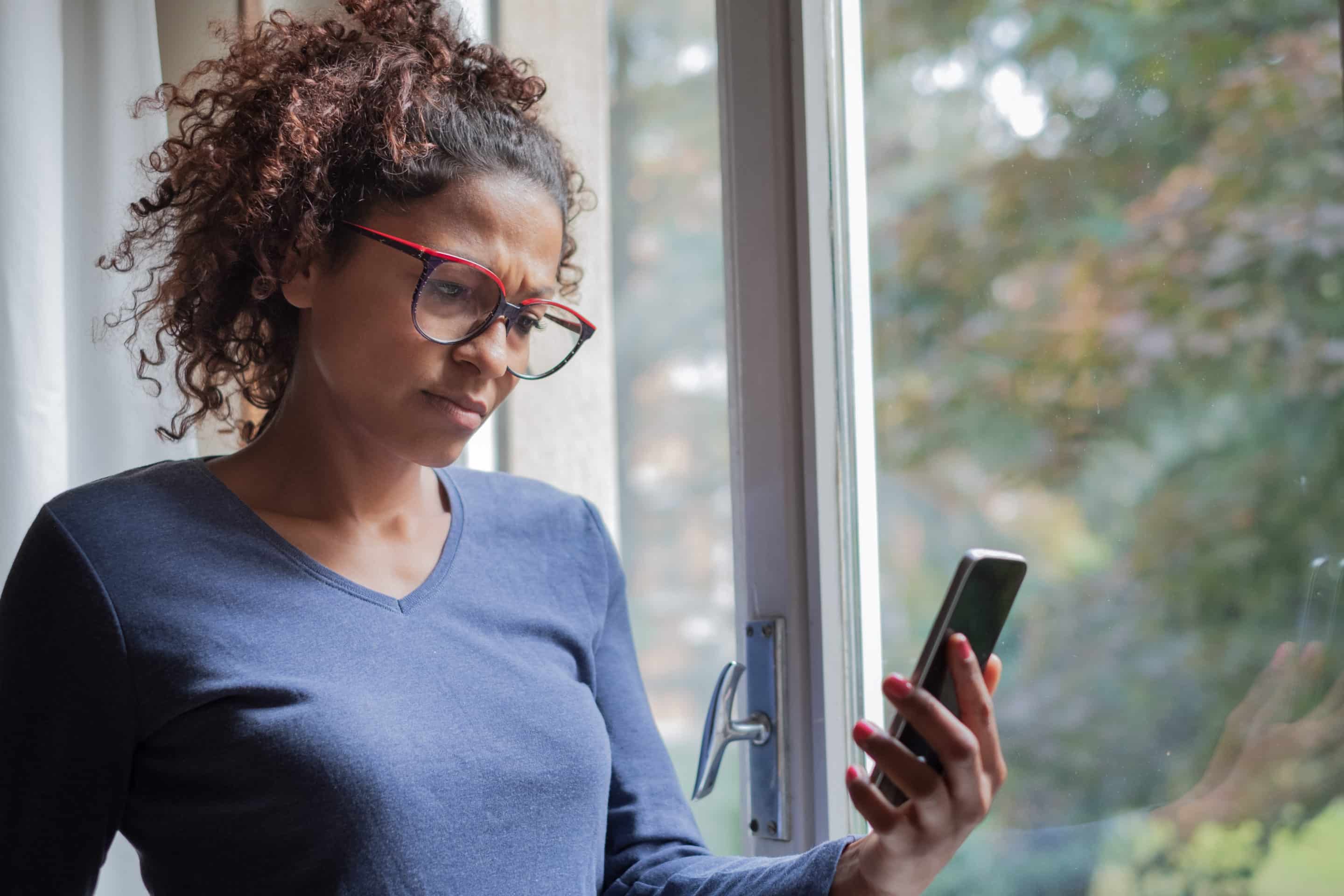 Image représentant une femme perdue parce que ghostée