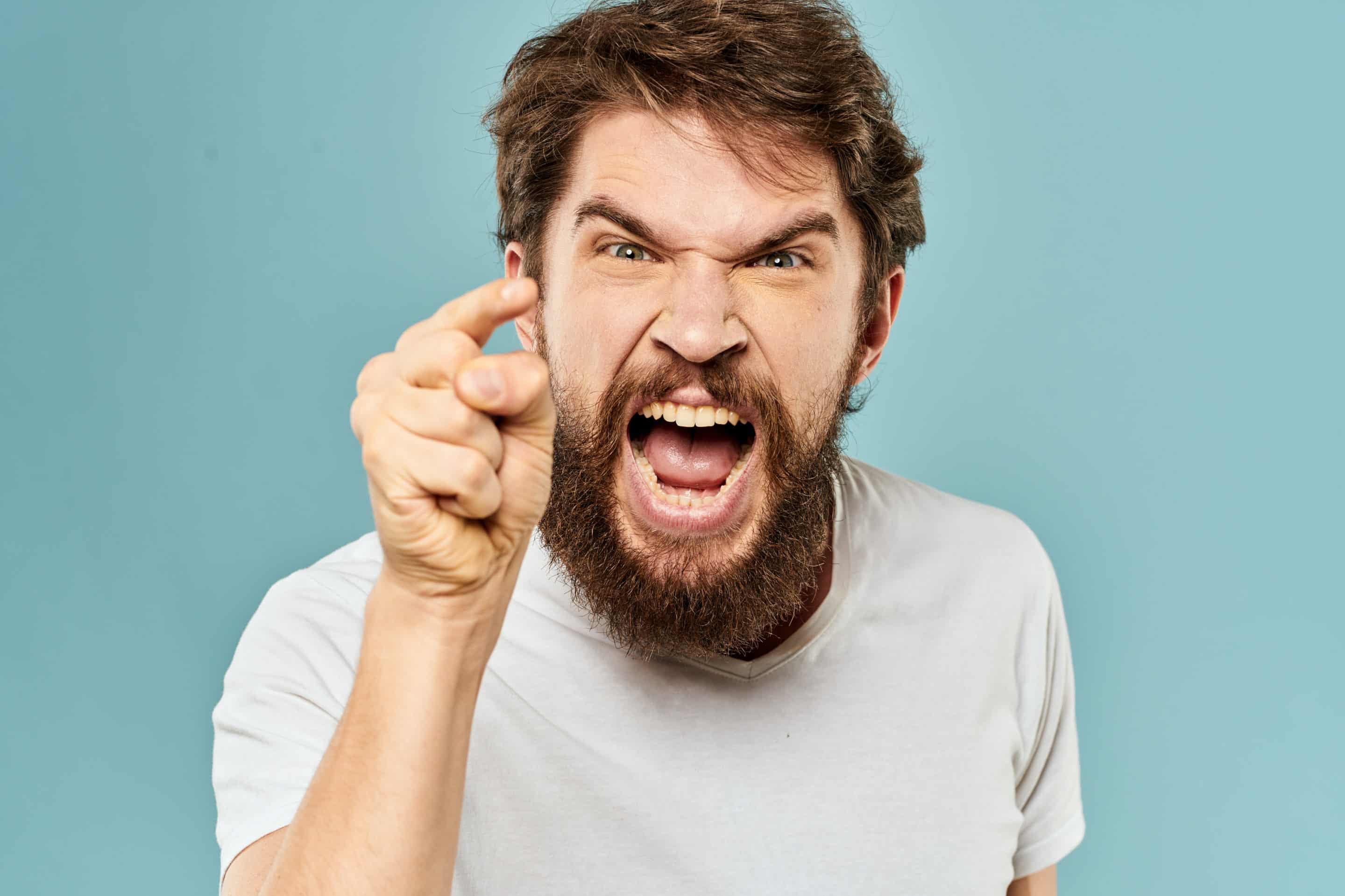 Visage d’un homme furieux, incarnant l’intimidation et la haine dans les dynamiques narcissiques.