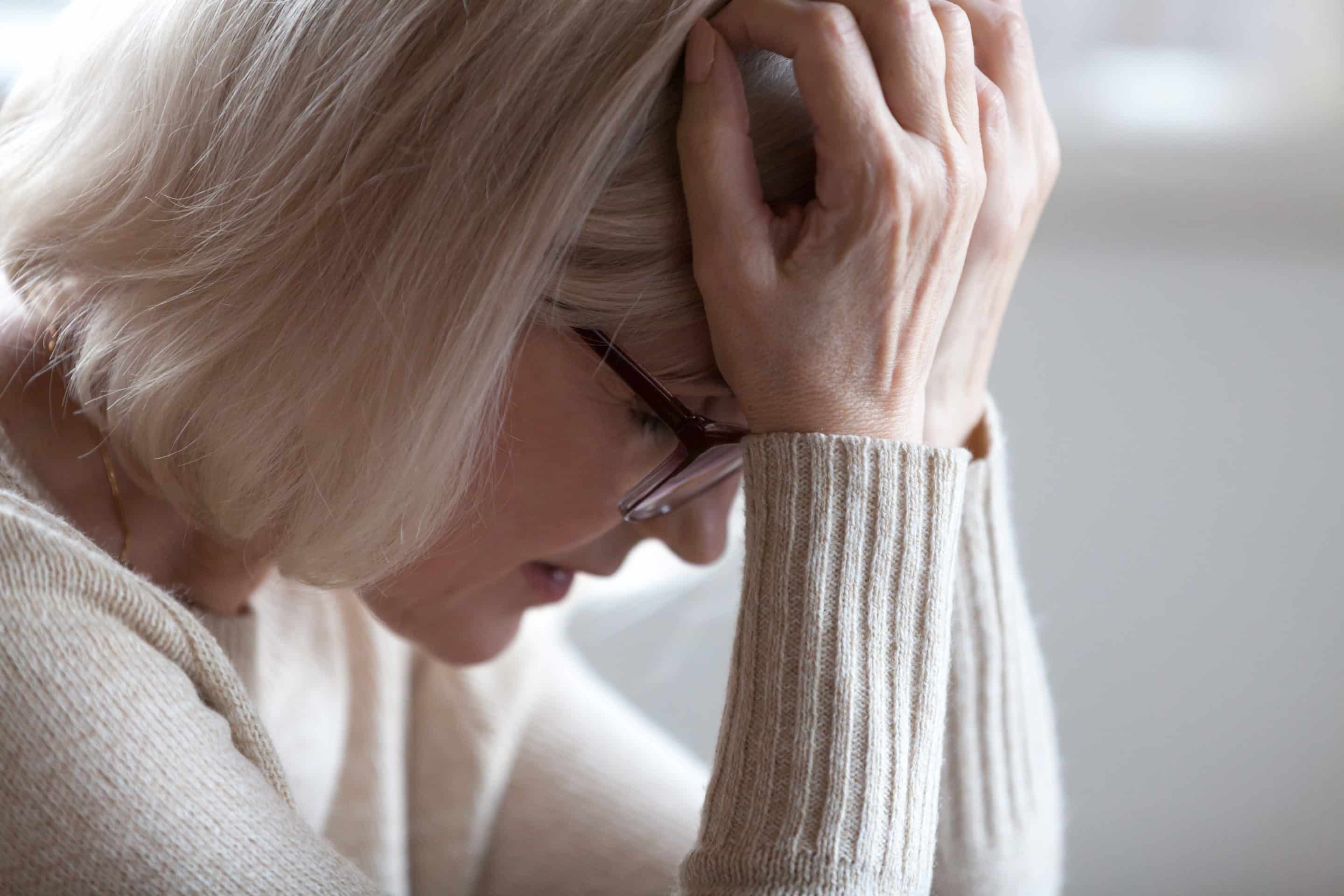 Photo d’une femme en détresse profonde, illustrant le concept de suicide forcé et l’impact des manipulations perverses.