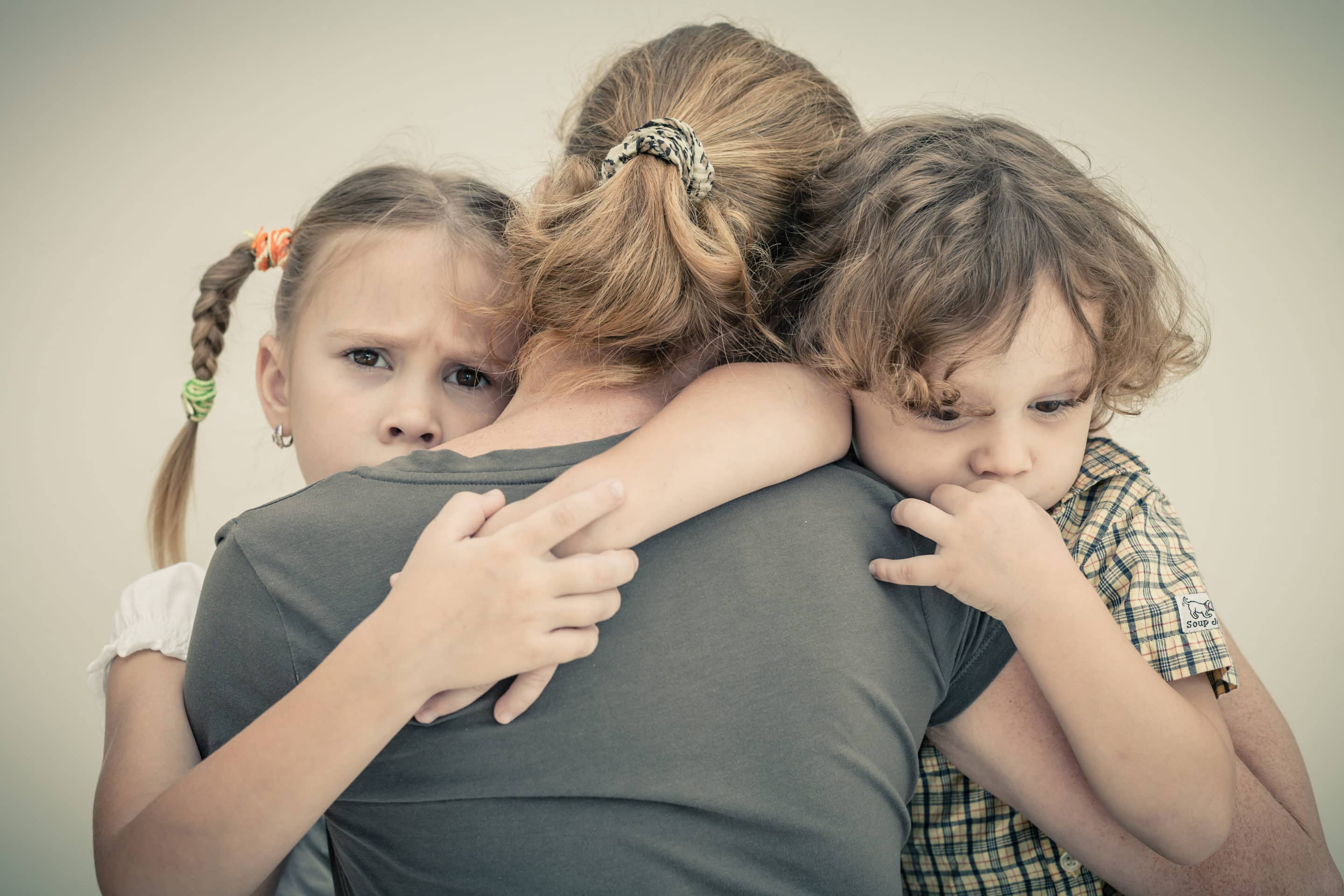 Mère et enfants en détresse, illustrant les effets d'une relation toxique avec un pervers narcissique