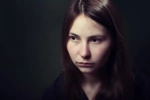 Portrait d'une femme au regard triste, illustrant le besoin de guérir son enfant intérieur face à la manipulation toxique.Portrait d'une femme au regard triste, illustrant le besoin de guérir son enfant intérieur face à la manipulation toxique.