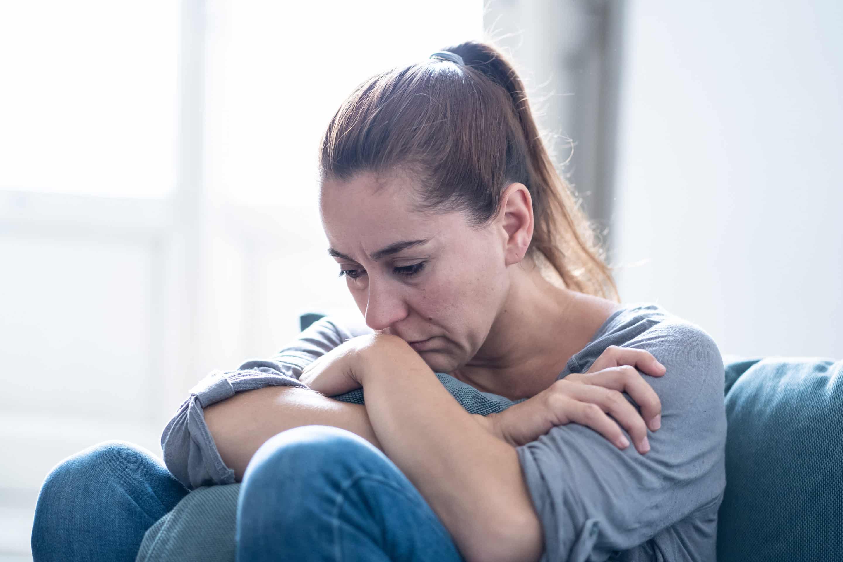 Photo d’une femme en détresse, symbolisant la sensibilité des victimes de relations toxiques et l’importance de choisir ses mots avec précaution.