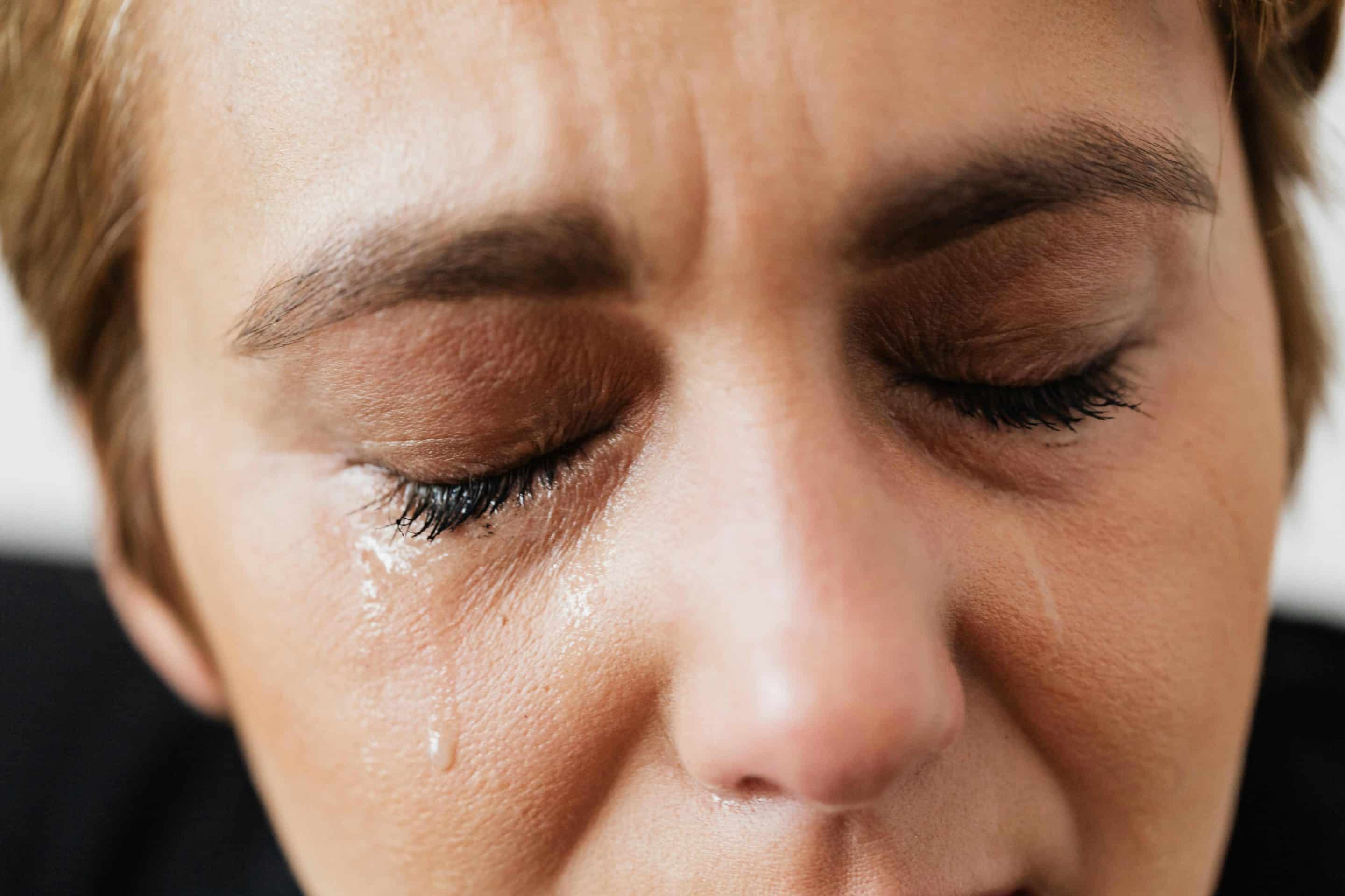 Femme en larmes illustrant la douleur émotionnelle et l'anxiété dans une relation toxique.